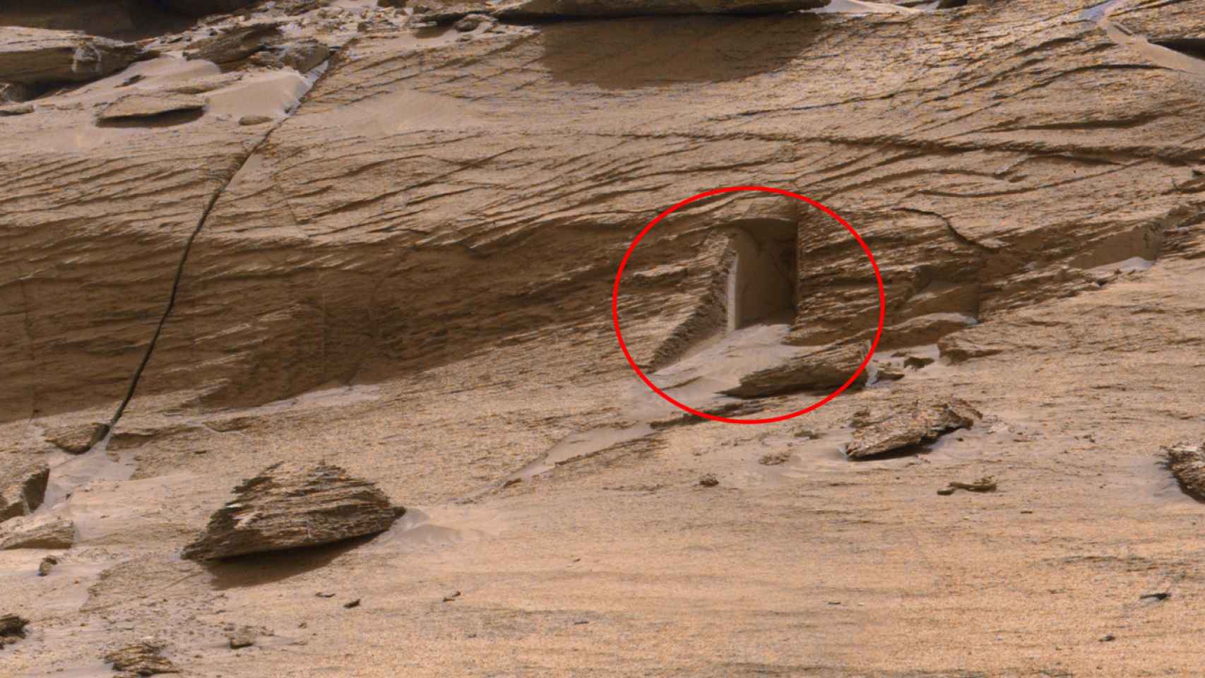 Una puerta en Marte? la enigmática foto tomada por el rover de la NASA