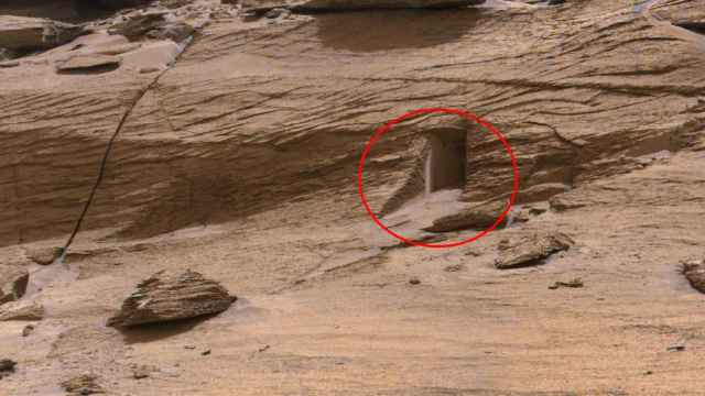 Fotografía de la 'puerta' formada en la roca marciana.