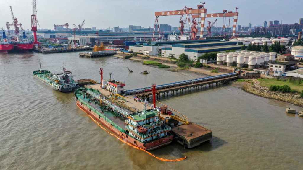 Barcos petroleros en Nantong, en la provincia de Jiangsu, China.