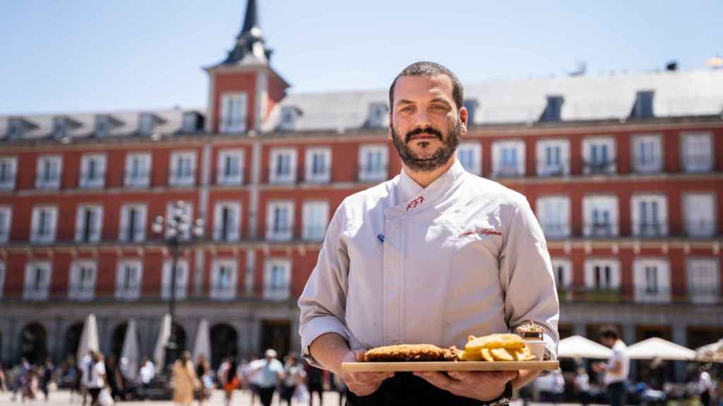 El chef de Arrabal, Arsenio Figueroa sujetando el mejor cachopo de Madrid 2022.