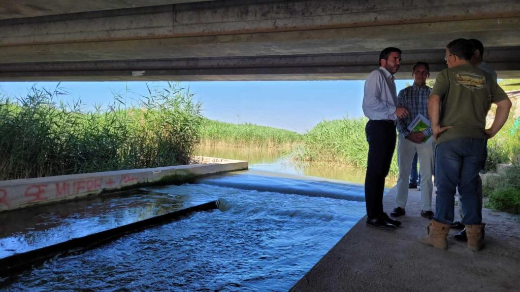El consejero de Agricultura, Antonio Luengo, esta semana, en la Rambla del Albujón que vierte al Mar Menor.