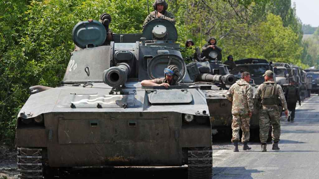 Un convoy blindado de tropas prorrusas en las afueras de Donetsk.