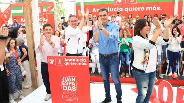 Francisco Reyes, Juan Espadas, Pedro Sánchez y Ángeles Férriz el pasado sábado en Torredelcampo (Jaén).
