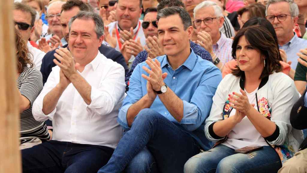 Espadas, Sánchez y Férriz aplauden en el acto del PSOE-A este sábado en Jaén.