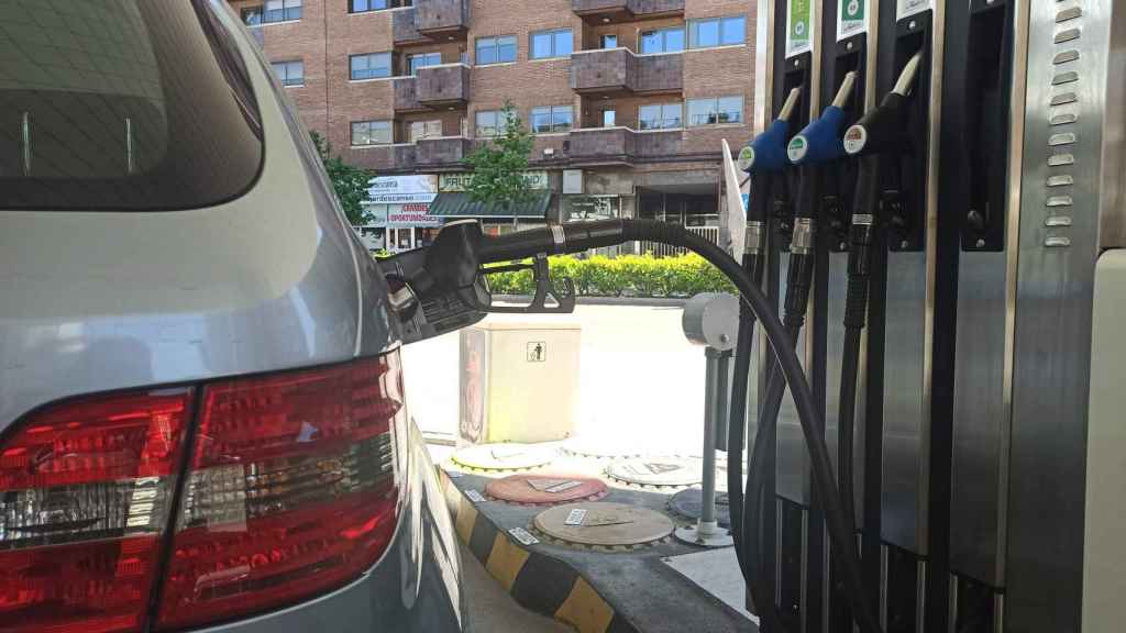 Un coche al que están repostando de gasolina en una estación de servicio de Valladolid