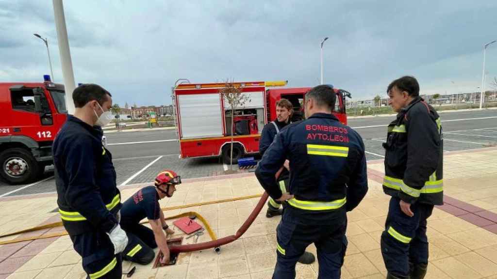 Una dotación de bomberos realiza ayer labores de prevención de riesgos en el entorno de la nueva zona comercial de La Granja, Reino de León
