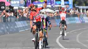 Thoma de Gendt celebrando su victoria en el Giro de Italia 2022