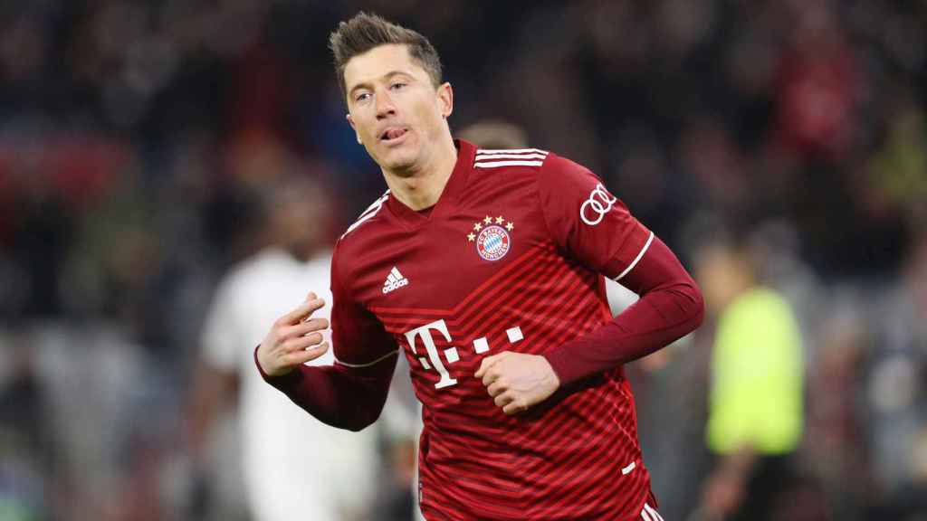 Robert Lewandowski świętuje bramkę z Bayernem Monachium