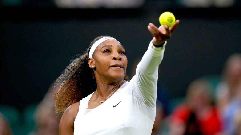 Serena Williams ejecutando un saque en Wimbledon
