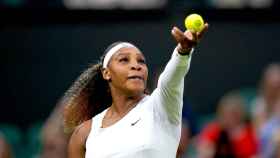 Serena Williams ejecutando un saque en Wimbledon