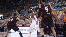 Guerschon Yabusele aguanta un balón ante la defensa de Gran Canaria