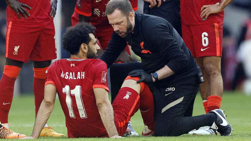 Mohamed Sarah siendo atendido por los médicos del Liverpool en la final de la FA Cup 2022
