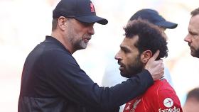 Jürgen Klopp consuela a Mohamed Salah tras lesionarse en la final de la FA Cup