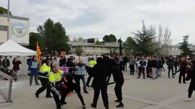 Ataque de independentistas radicales a una carpa de S'ha Acabat! en la Universidad Autónoma de Barcelona.