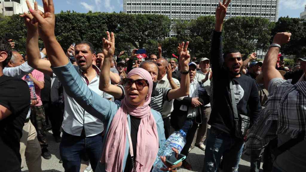 Una mujer en la protesta contra el presidente de Túnez.
