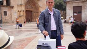 Héctor Illueca, vicepresidente de la Generalitat vota en Valencia por la consulta entre monarquía o república.