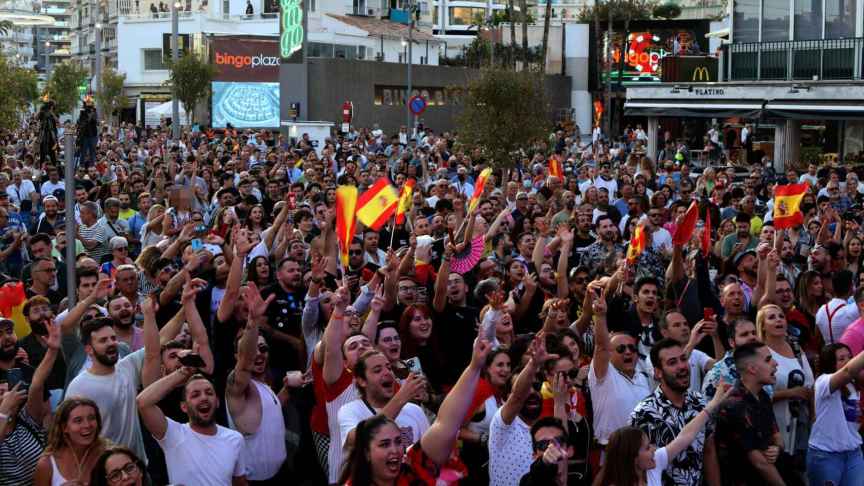 Centenares de personas celebran en Benidorm el chanelazo de España en Eurovisión.