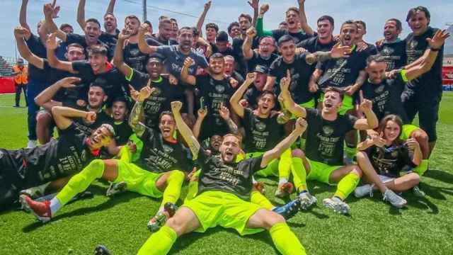 Los jugadores del Intercity celebran el ascenso conseguido tras ganar a La Nucía.