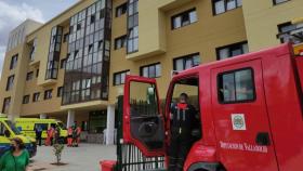 Bomberos trabajando en las tareas de extinción del incendio del hospital psiquiátrico de Arévalo