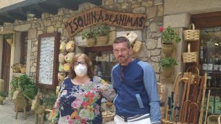 Antonio Banderas visita La Alberca (Salamanca) con su pareja, Nicole Kimpel