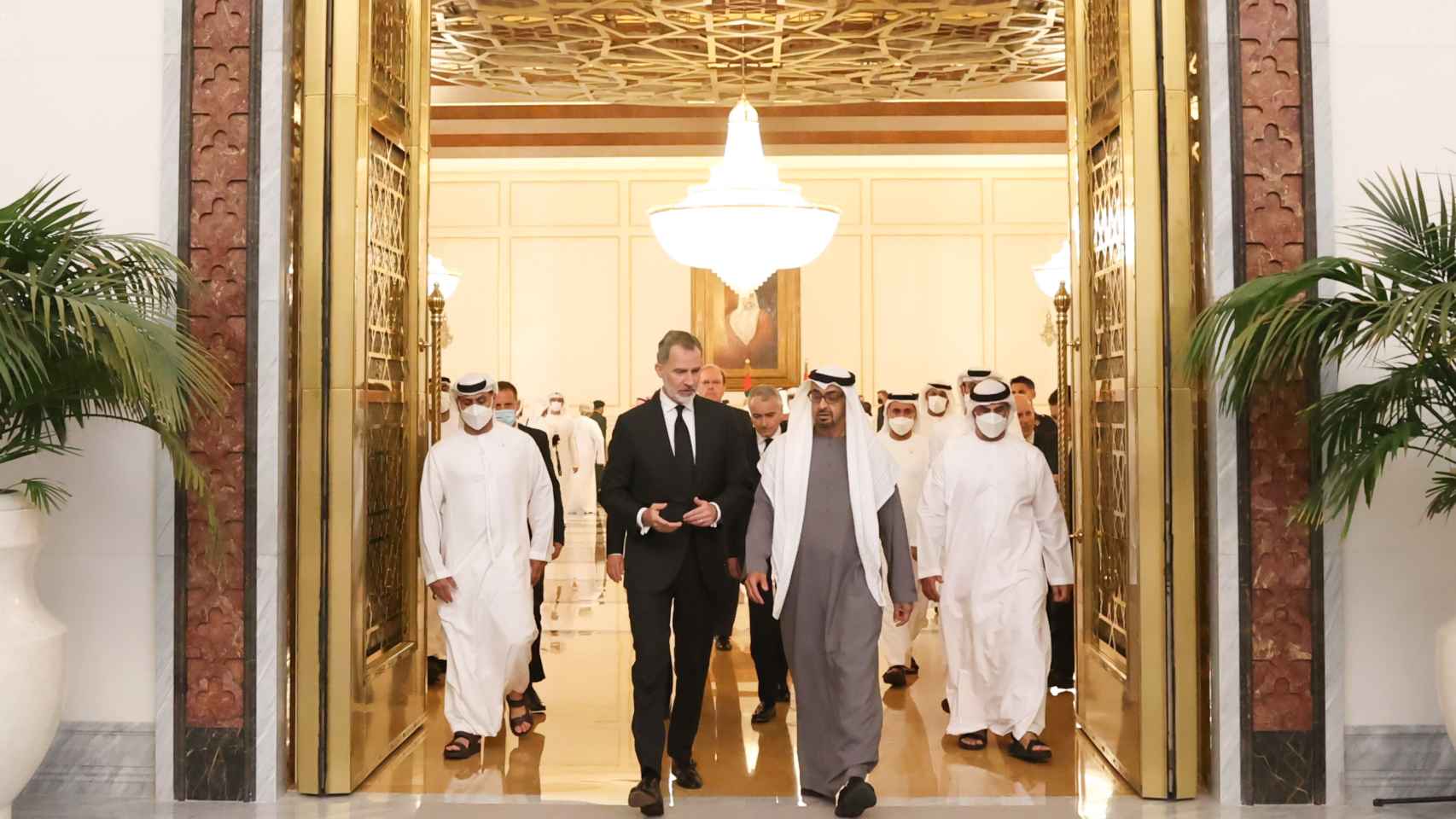 El rey, junto al nuevo presidente de Emiratos Árabes Unidos este domingo en Abu Dabi.