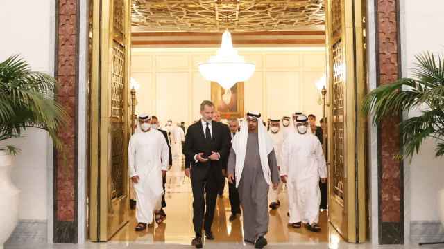 El rey, junto al nuevo presidente de Emiratos Árabes Unidos este domingo en Abu Dabi.