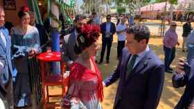 Juanma Moreno, presidente de la Junta, y Macarena Olona, candidata de Vox en Andalucía, se saludan en el real de la Feria de Sevilla.