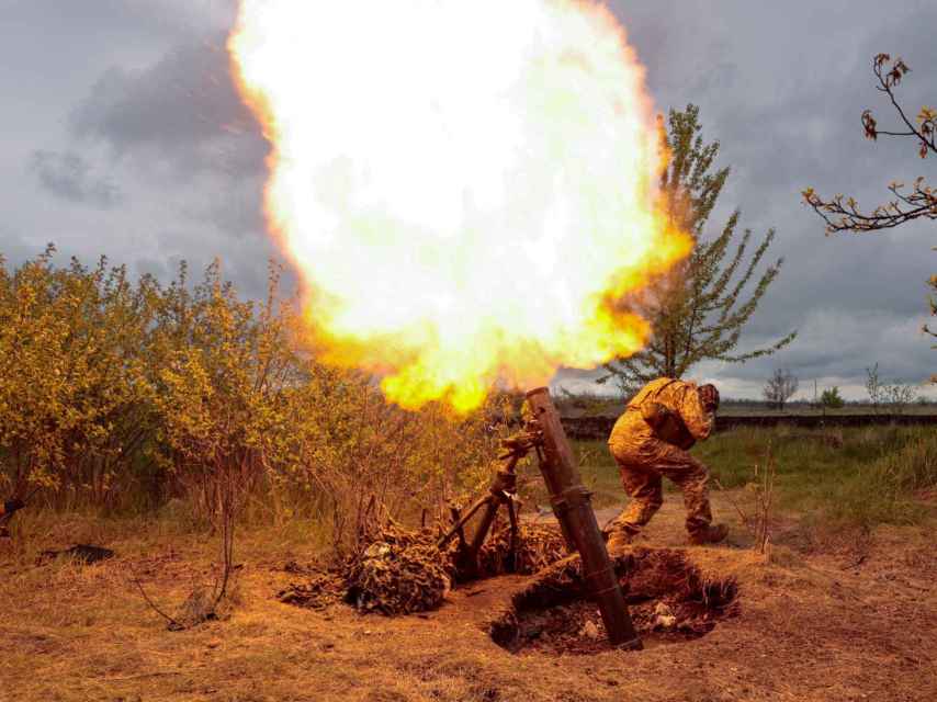 Un militar ucraniano maneja armamento en Járkov.