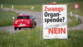 Uno de los carteles que pedía el 'no' a la donación potencial de órganos en Suiza, en una imagen tomada este 15 de mayo