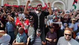 Tunecinos protestan contra el presidente del país, Kais Saied.
