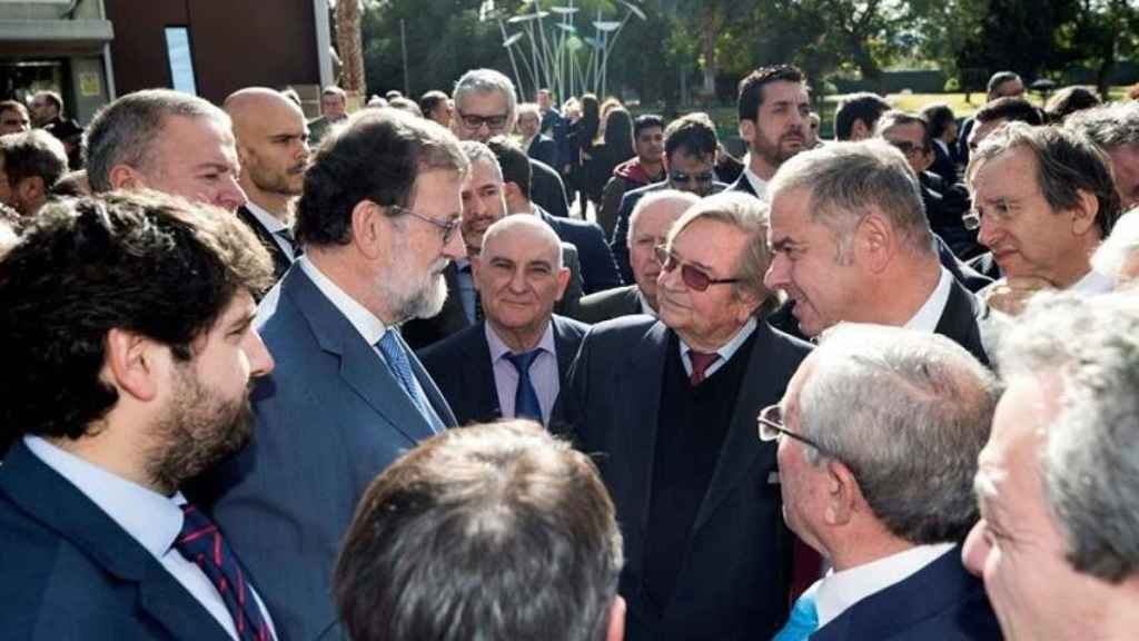 El entonces presidente del Gobierno, Mariano Rajoy, en diciembre de 2017, en Murcia, comprometiéndose con Scrats a impulsar un Pacto Nacional por el Agua.