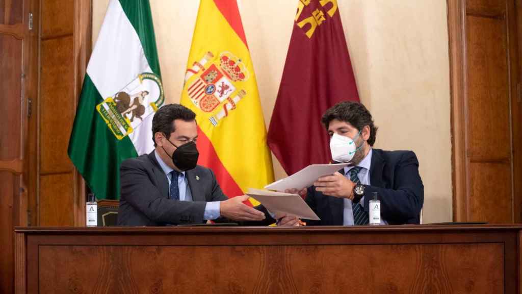 El presidente de Andalucía, Juan Manuel Moreno Bonilla, y el presidente de Murcia, Fernando López Miras, en abril de 2021, firmando en almería una declaración institucional en defensa del Trasvase Tajo-Segura.