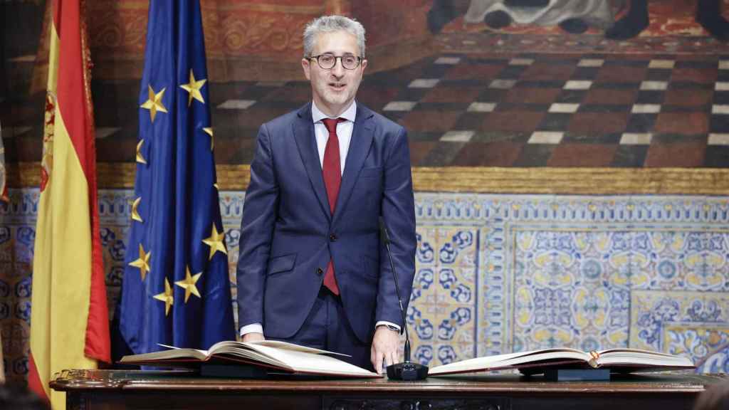 El nuevo conseller de Hacienda, Arcadi España, promete su cargo en el Palau de la Generalitat.
