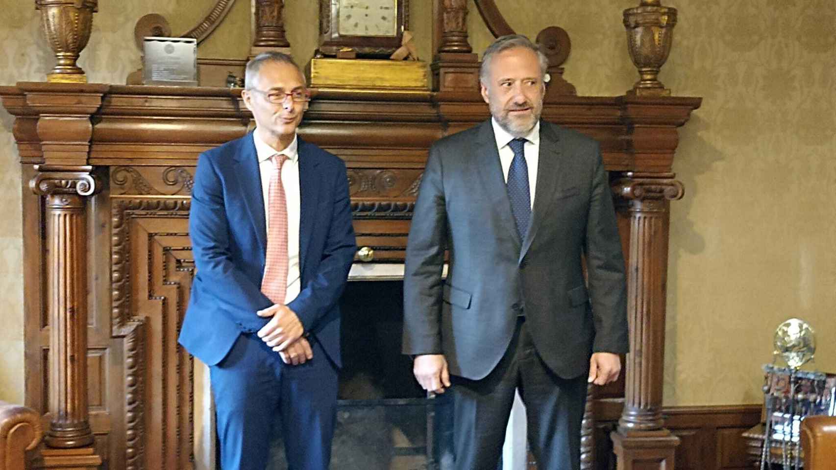 El rector de la USAL, Ricarco Rivero, recibe al presidente de las Cortes de Castilla y León, Carlos Pollán