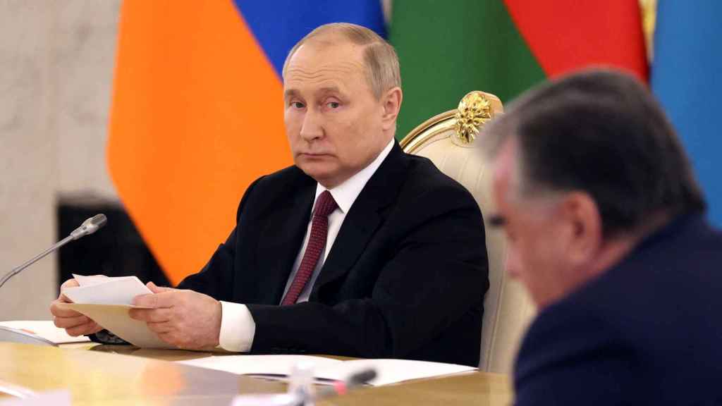 El presidente ruso, Vladimir Putin, durante una reunión con el presidente de Tayikistán este lunes 16 de mayo