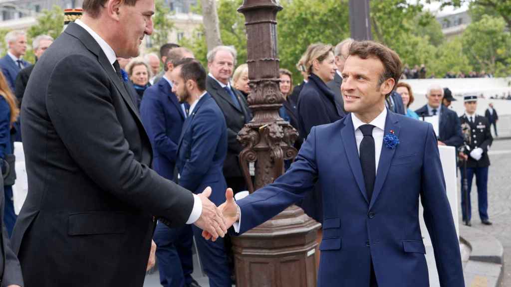El ya exprimer ministro francés, Jean Castex, saluda al presidente francés, Emmanuel Macron, el pasado 8 de mayo