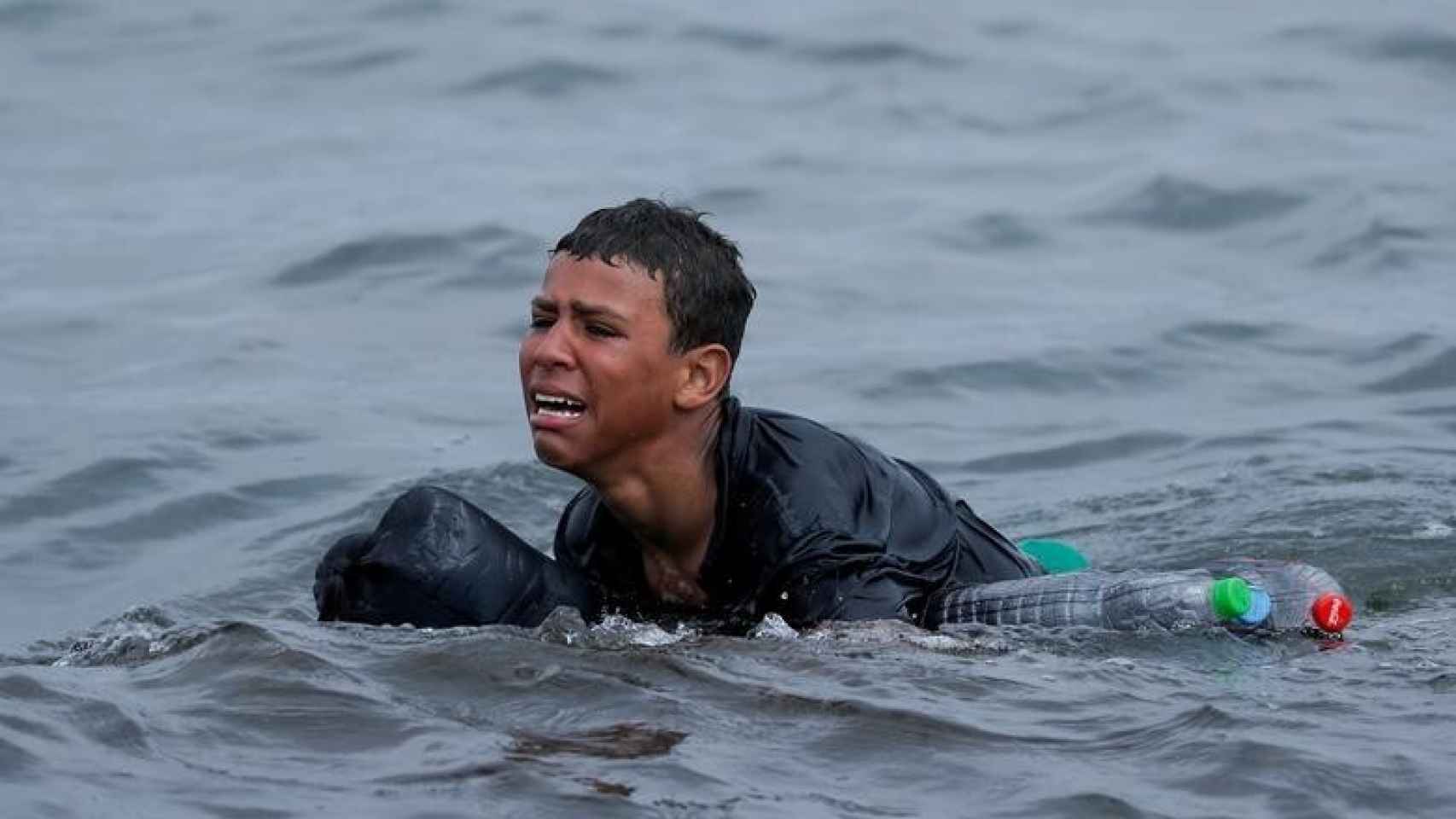 El adolescente llora mientras nada hacia la costa de Ceuta, el 19 de mayo de 2021.