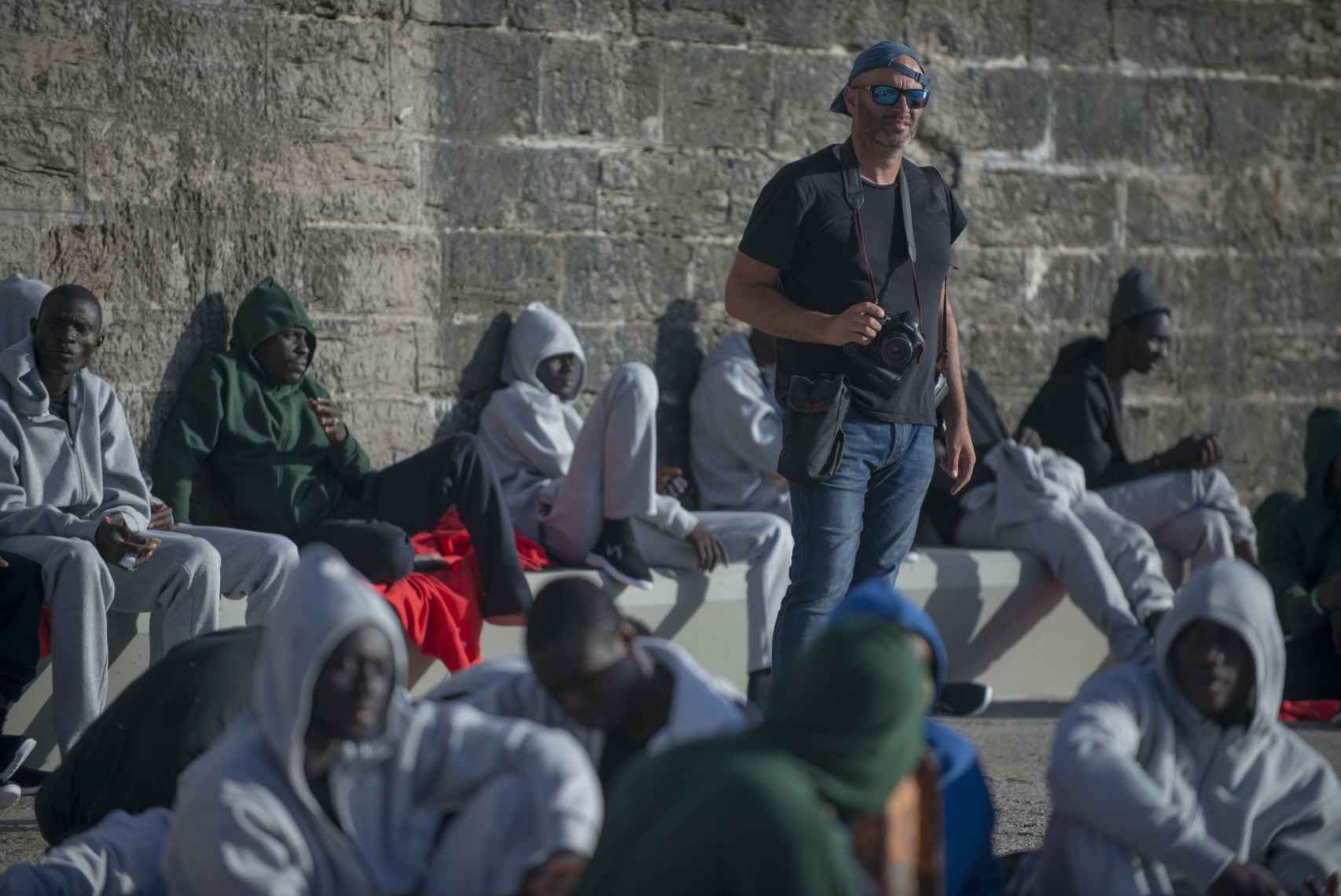 El fotógrafo español de Reuters Jon Nazca, cubriendo una llegada de emigrantes africanos.
