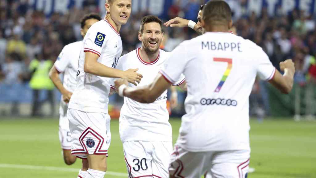 Mbappé, Messi y Ander Herrera celebran un gol del PSG con la camiseta contra la homofobia