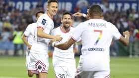 Mbappé, Messi y Ander Herrera celebran un gol del PSG con la camiseta contra la homofobia