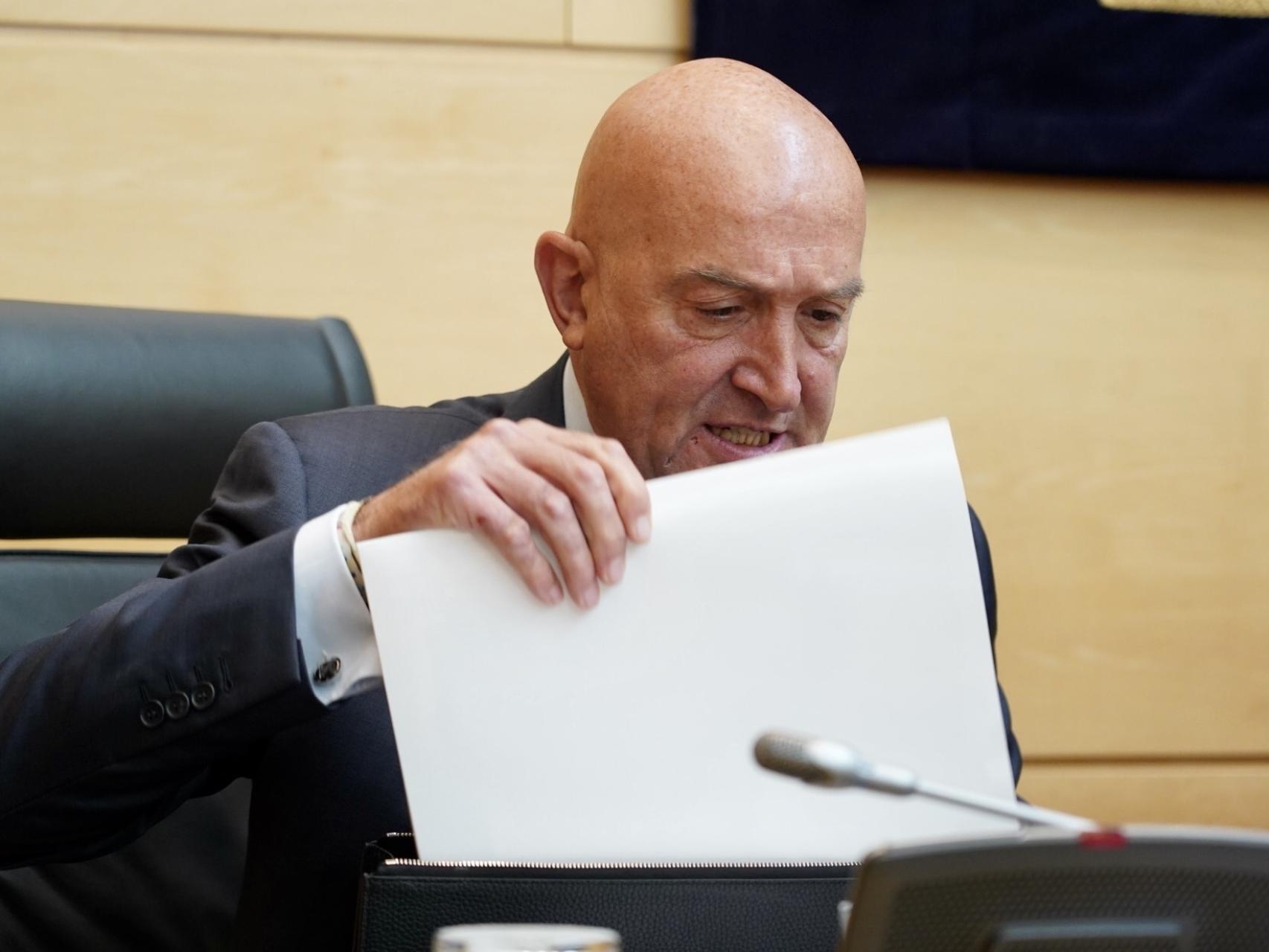 El consejero de la Presidencia, Jesús Julio Carnero, durante su comparecencia en las Cortes, este lunes.