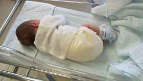 Un bebé en la cuna de un hospital. (Archivo)