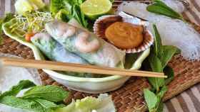 Rollitos vietnamitas fríos con salsa de cacahuetes, perfectos para el verano