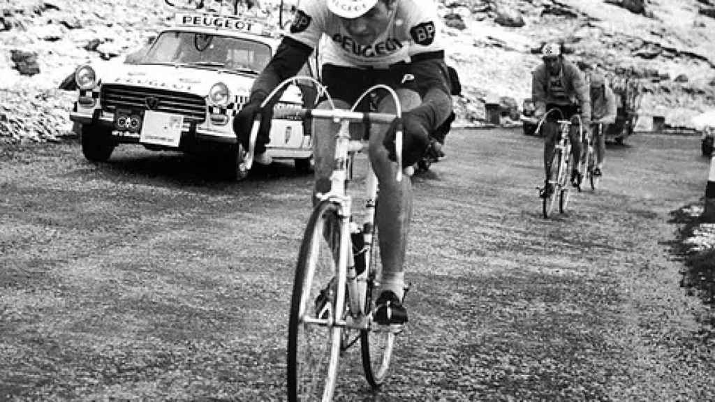 Eddy Merckx durante la ascensión de un puerto del Giro de Italia en 1967