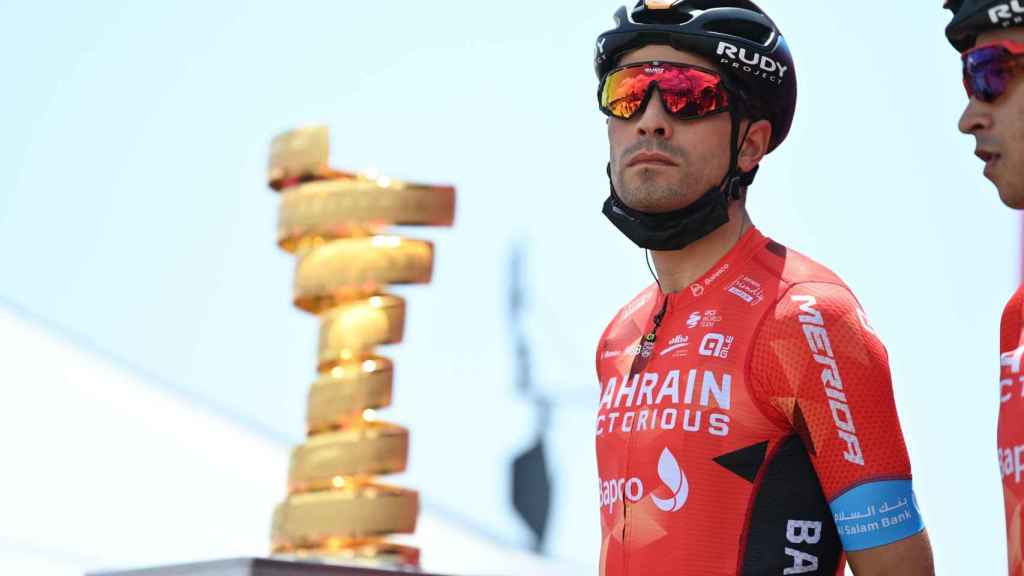 Mikel Landa junto al trofeo Senza Fine del Giro de Italia