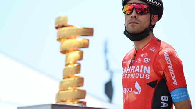 Mikel Landa junto al trofeo Senza Fine del Giro de Italia