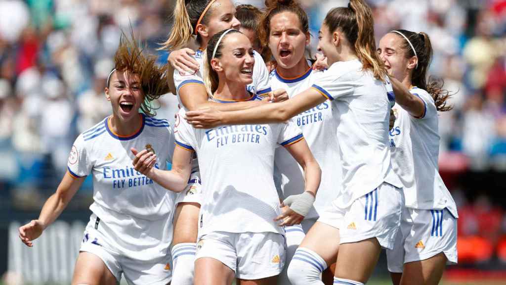Piña de las jugadores del Real Madrid Femenino para celebrar un gol de Kosovare Asllani