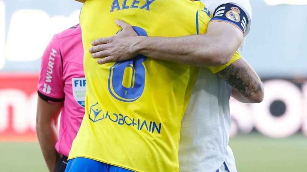 Nacho Fernández y Álex Fernández se abrazan antes del Cádiz - Real Madrid
