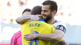Nacho Fernández y Álex Fernández se abrazan antes del Cádiz - Real Madrid