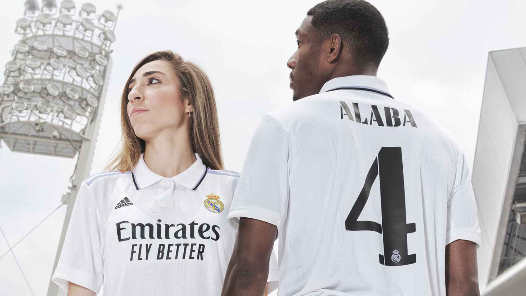 David Alaba y Olga Cardona con la equipación del Real Madrid para la temporada 2022/2023